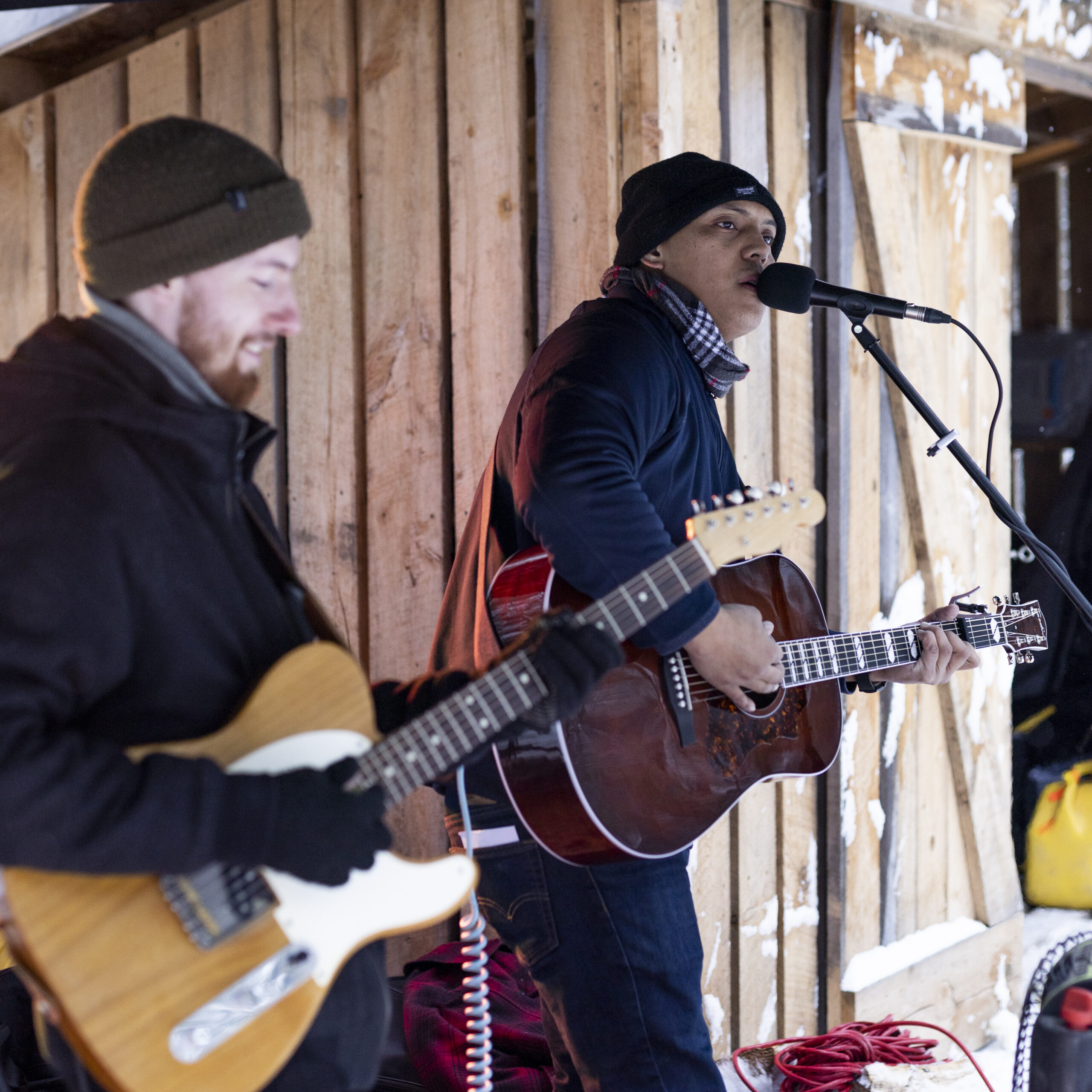 Musiciens chantant à l'extérieur en hiver, une activité de groupe de notre club privé.